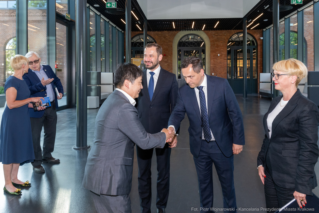 umk_0818.jpg-Miszalski Aleksander, prezydent, Kosek Jakub, korpus konsularny, MUFO, spotkanie  Autor: P. Wojnarowski