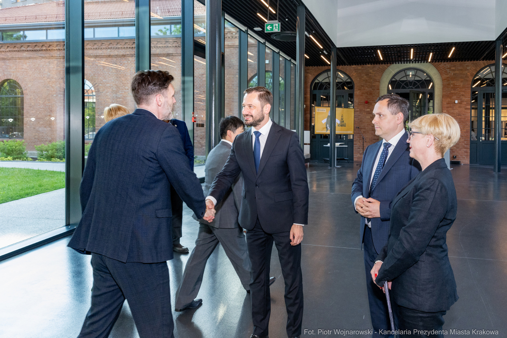 umk_0819.jpg-Miszalski Aleksander, prezydent, Kosek Jakub, korpus konsularny, MUFO, spotkanie  Autor: P. Wojnarowski