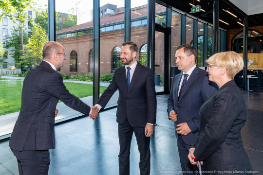 umk_0844.jpg-Miszalski Aleksander, prezydent, Kosek Jakub, korpus konsularny, MUFO, spotkanie