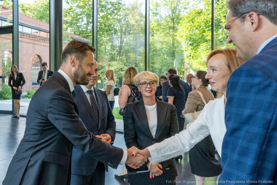 umk_0884.jpg-Miszalski Aleksander, prezydent, Kosek Jakub, korpus konsularny, MUFO, spotkanie