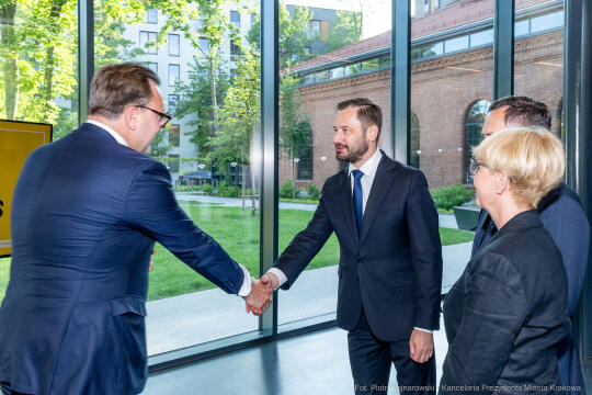 umk_0902.jpg-Miszalski Aleksander, prezydent, Kosek Jakub, korpus konsularny, MUFO, spotkanie