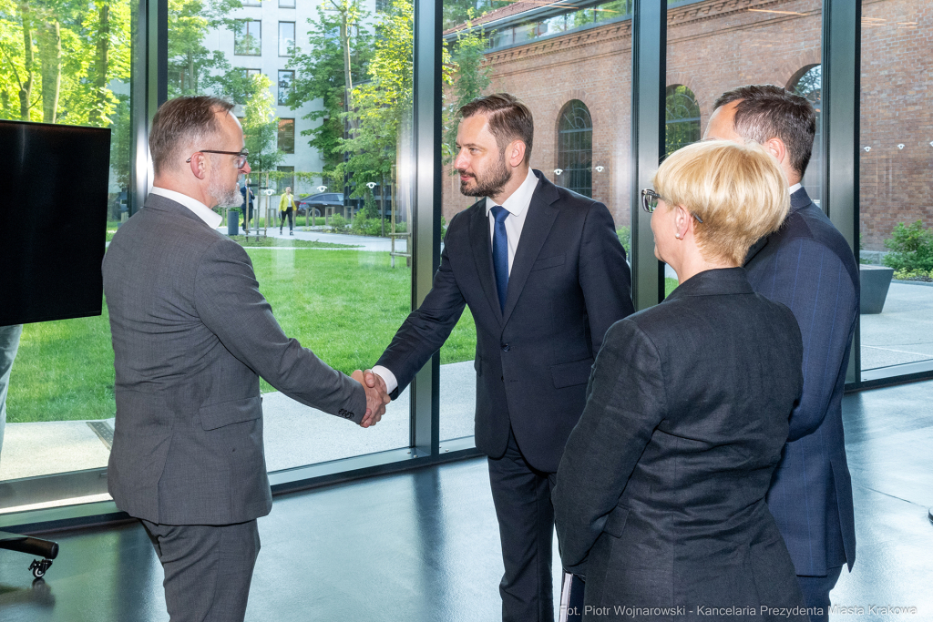 umk_0912.jpg-Miszalski Aleksander, prezydent, Kosek Jakub, korpus konsularny, MUFO, spotkanie  Autor: P. Wojnarowski