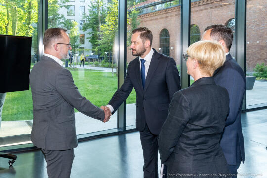 umk_0912.jpg-Miszalski Aleksander, prezydent, Kosek Jakub, korpus konsularny, MUFO, spotkanie