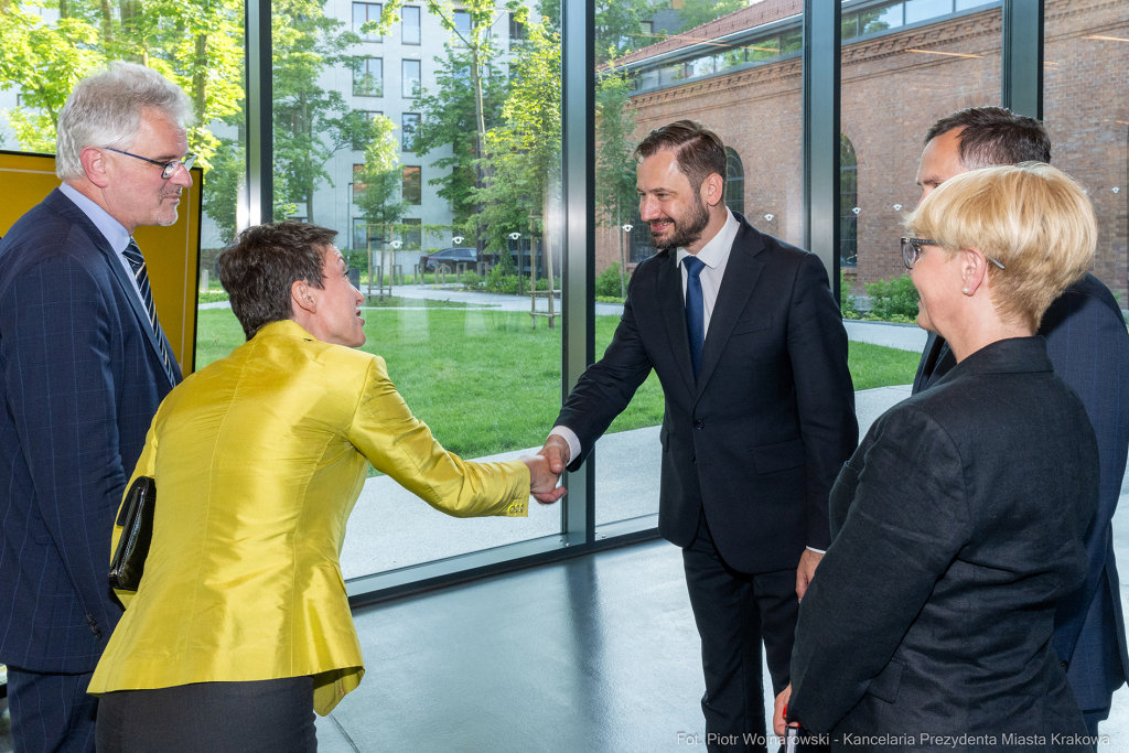 umk_0921.jpg-Miszalski Aleksander, prezydent, Kosek Jakub, korpus konsularny, MUFO, spotkanie  Autor: P. Wojnarowski