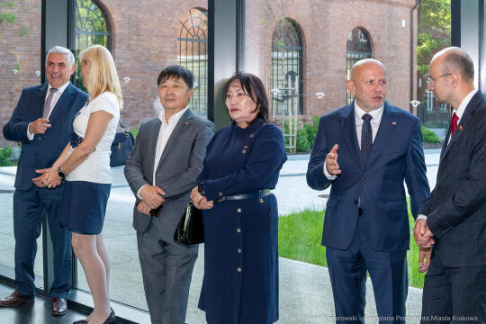 umk_0957.jpg-Miszalski Aleksander, prezydent, Kosek Jakub, korpus konsularny, MUFO, spotkanie