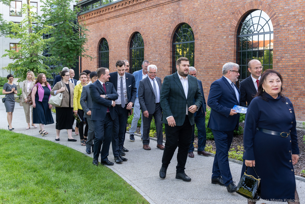 umk_1013.jpg-Miszalski Aleksander, prezydent, Kosek Jakub, korpus konsularny, MUFO, spotkanie  Autor: P. Wojnarowski