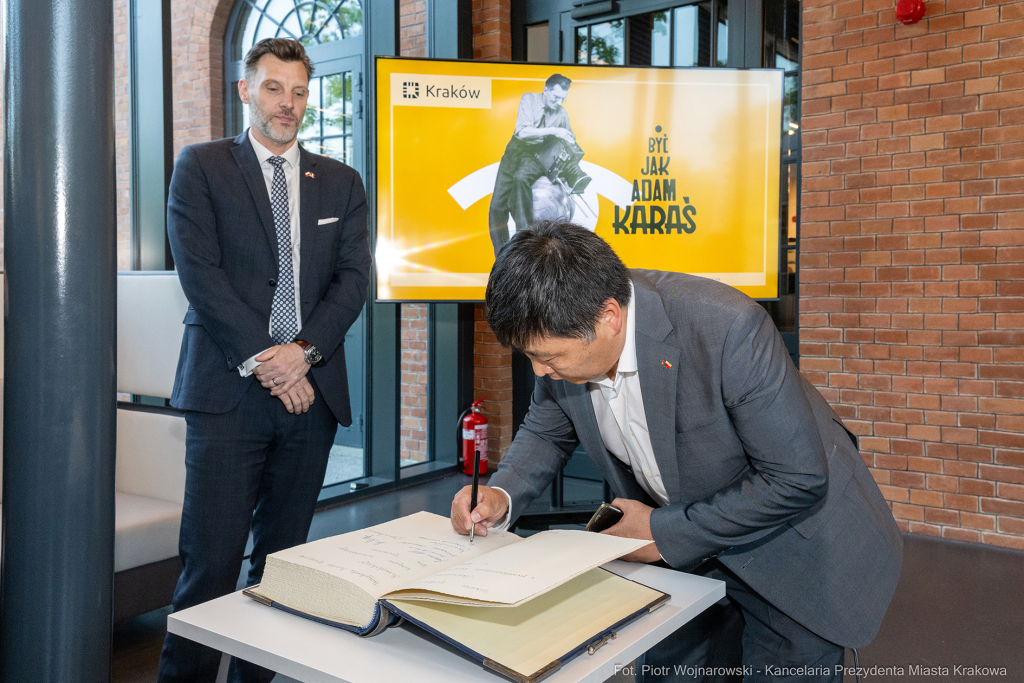 umk_1022.jpg-Miszalski Aleksander, prezydent, Kosek Jakub, korpus konsularny, MUFO, spotkanie  Autor: P. Wojnarowski