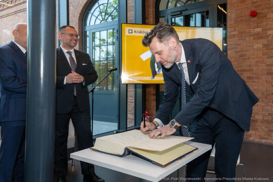 umk_1023.jpg-Miszalski Aleksander, prezydent, Kosek Jakub, korpus konsularny, MUFO, spotkanie