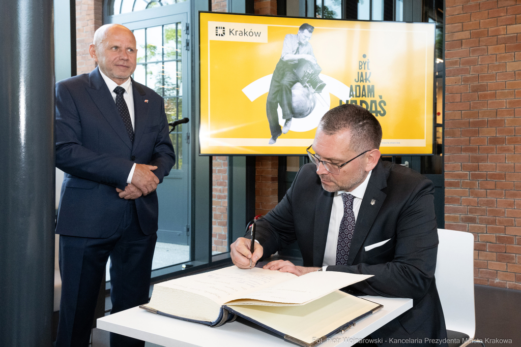 umk_1024.jpg-Miszalski Aleksander, prezydent, Kosek Jakub, korpus konsularny, MUFO, spotkanie  Autor: P. Wojnarowski