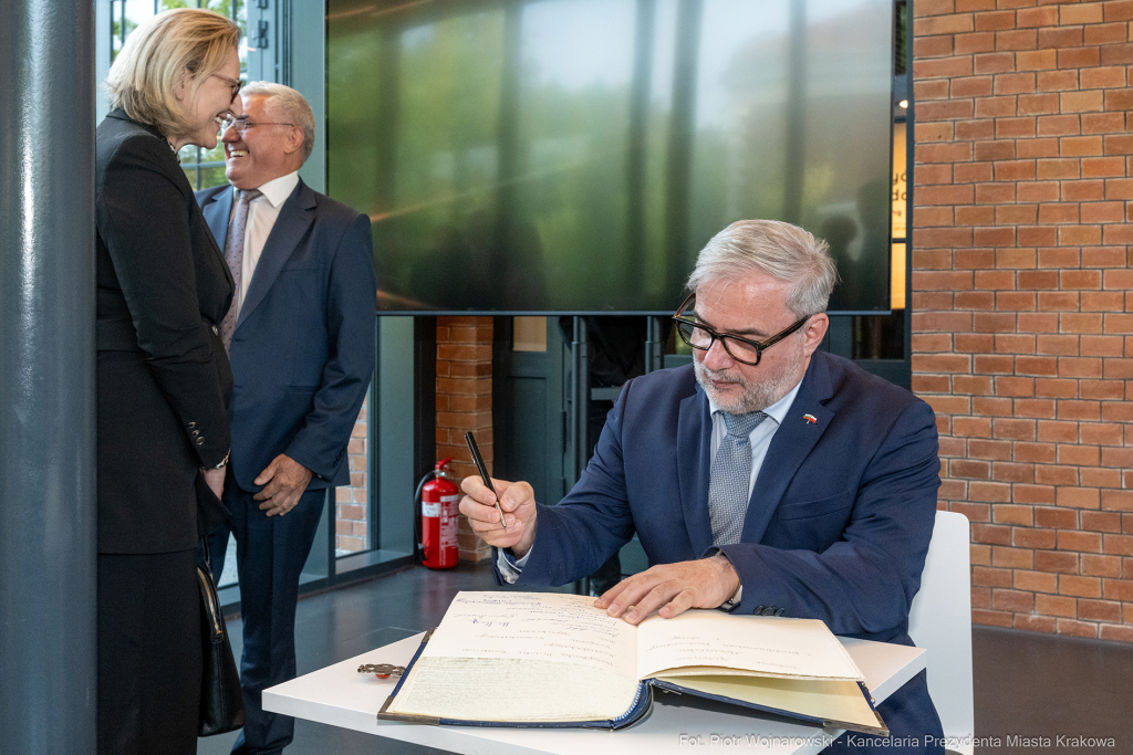 umk_1033.jpg-Miszalski Aleksander, prezydent, Kosek Jakub, korpus konsularny, MUFO, spotkanie  Autor: P. Wojnarowski