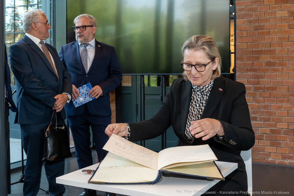 umk_1034.jpg-Miszalski Aleksander, prezydent, Kosek Jakub, korpus konsularny, MUFO, spotkanie  Autor: P. Wojnarowski