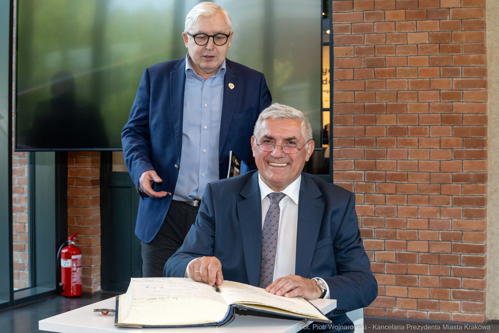 umk_1043.jpg-Miszalski Aleksander, prezydent, Kosek Jakub, korpus konsularny, MUFO, spotkanie  Autor: P. Wojnarowski