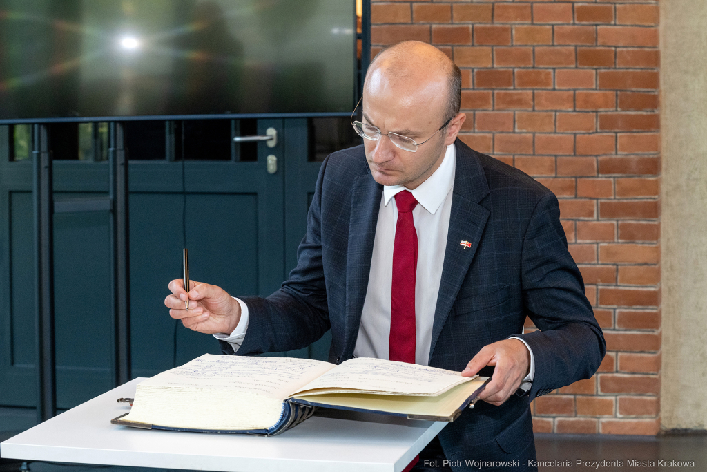 umk_1072.jpg-Miszalski Aleksander, prezydent, Kosek Jakub, korpus konsularny, MUFO, spotkanie  Autor: P. Wojnarowski