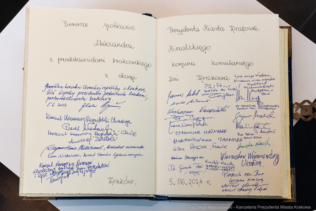 umk_1074.jpg-Miszalski Aleksander, prezydent, Kosek Jakub, korpus konsularny, MUFO, spotkanie  Autor: P. Wojnarowski