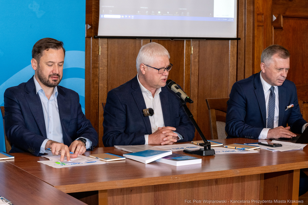 umk_5600.jpg-Miszalski, Hausner, Wojtas, Open Eyes Economy Summit, Rada Programowa, OEES  Autor: P. Wojnarowski