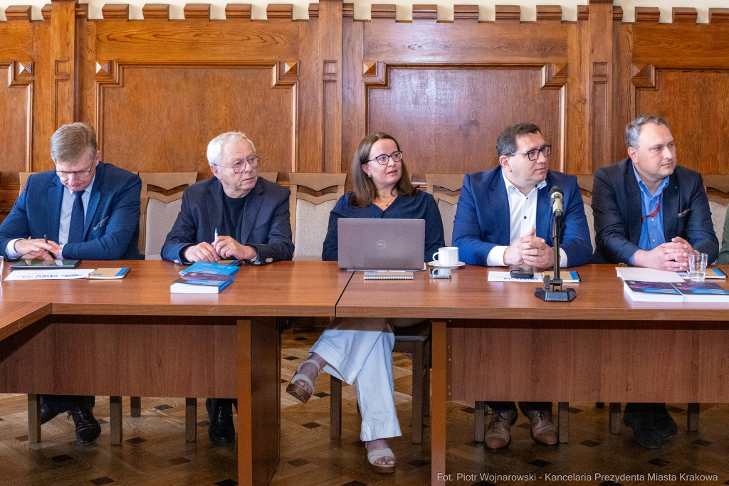 umk_5606.jpg-Miszalski, Hausner, Wojtas, Open Eyes Economy Summit, Rada Programowa, OEES  Autor: P. Wojnarowski