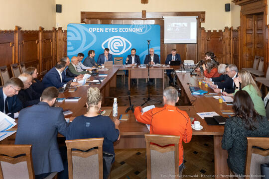 umk_5618.jpg-Miszalski, Hausner, Wojtas, Open Eyes Economy Summit, Rada Programowa, OEES