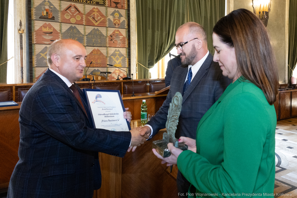 Pióra Biznesu, Krzysztof Karcz, Aleksnder Miszalski, wręczenie, statuetki, dyplomy  Autor: P. Wojnarowski