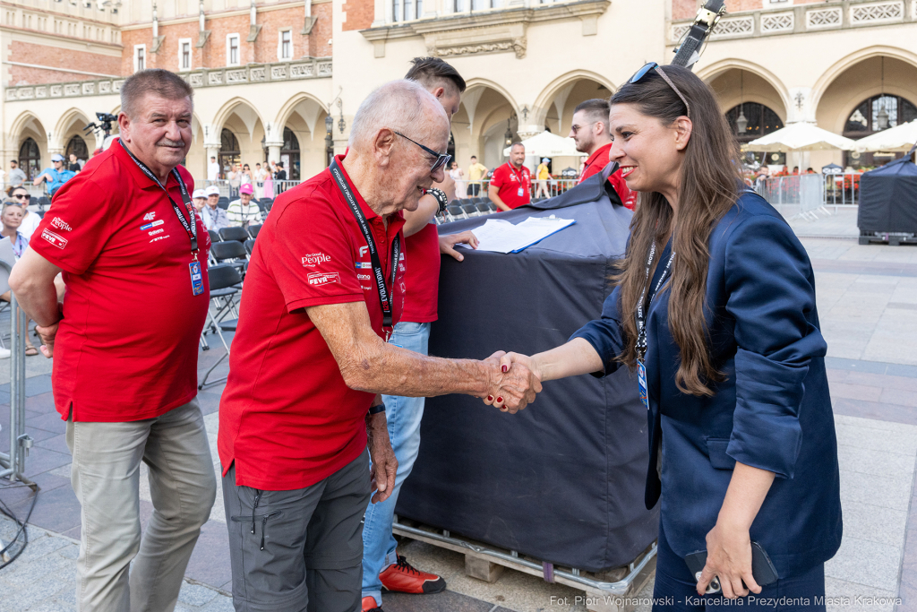 Wielka Wyprawa Maluchów, Iwona Chamielec, Sobiesław Zasada, Rafał Sonik, finał, Rynek Główny,   Autor: P. Wojnarowski