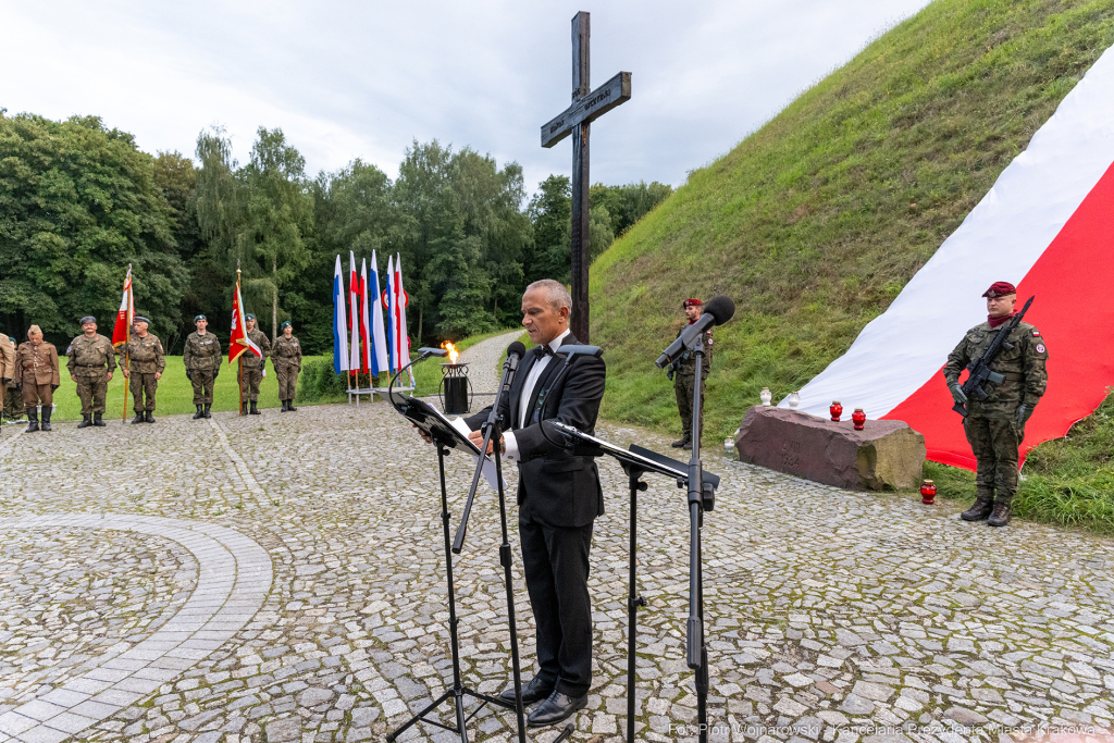 Capstrzyk, Frankiewicz, Kopiec Piłsudskiego, wieńce, Marsz Szlakiem Pierwszej Kompanii Kadrowej, 2  Autor: P. Wojnarowski