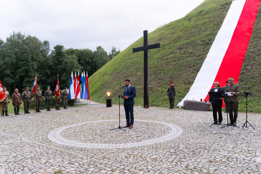 Capstrzyk, Frankiewicz, Kopiec Piłsudskiego, wieńce, Marsz Szlakiem Pierwszej Kompanii Kadrowej, 2  Autor: P. Wojnarowski