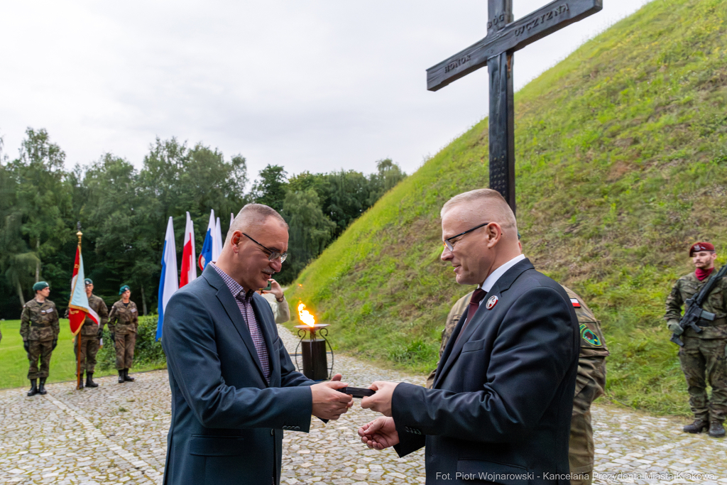 Capstrzyk, Frankiewicz, Kopiec Piłsudskiego, wieńce, Marsz Szlakiem Pierwszej Kompanii Kadrowej, 2  Autor: P. Wojnarowski