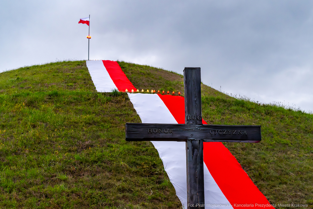 Capstrzyk, Frankiewicz, Kopiec Piłsudskiego, wieńce, Marsz Szlakiem Pierwszej Kompanii Kadrowej, 2  Autor: P. Wojnarowski
