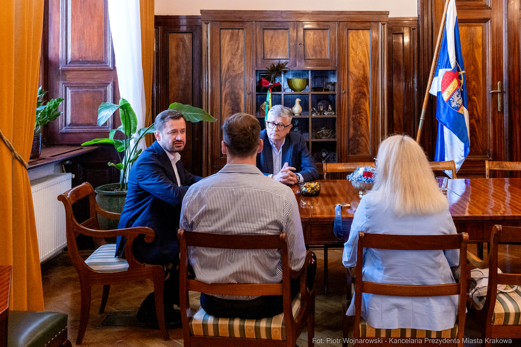 Prezydent Miasta Krakowa spotkał się ze brązowym medalistą Olimpiady w Paryżu Dominikiem Czają 