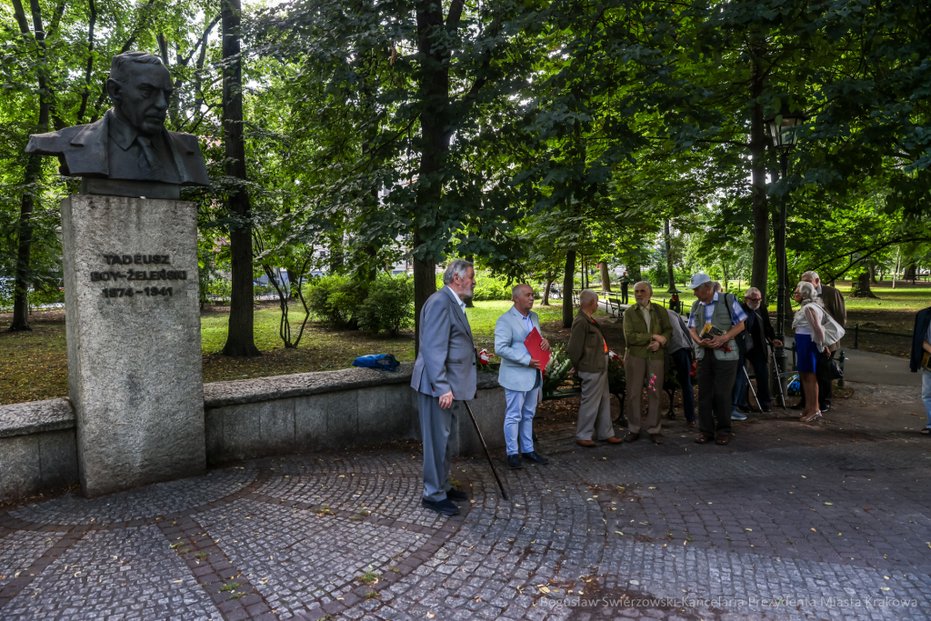 Tadeusz Boy-Żeleński, 83. rocznica, pomnik, Planty, kwiaty, uroczystość, Klaman  Autor: B. Świerzowski