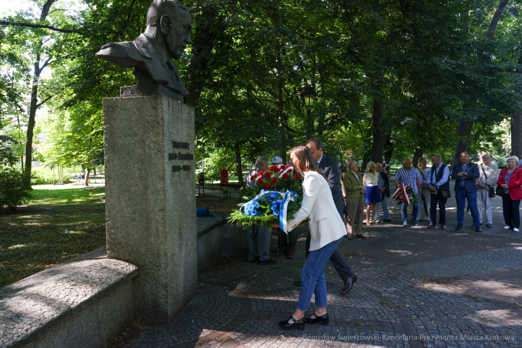 Tadeusz Boy-Żeleński, 83. rocznica, pomnik, Planty, kwiaty, uroczystość, Klaman  Autor: B. Świerzowski