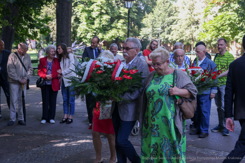 Tadeusz Boy-Żeleński, 83. rocznica, pomnik, Planty, kwiaty, uroczystość, Klaman  Autor: B. Świerzowski