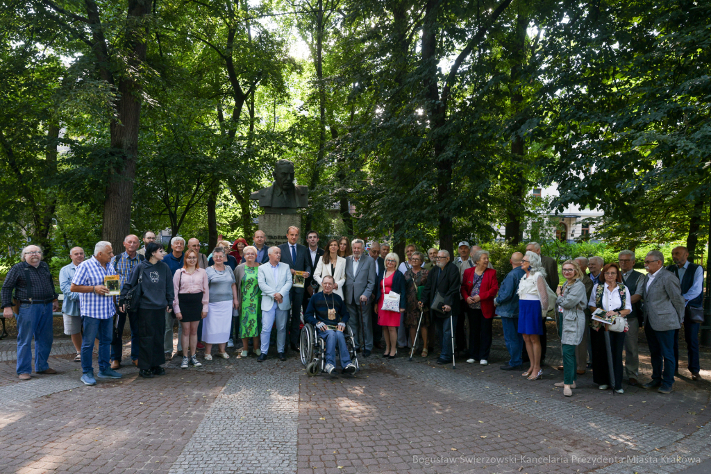 Tadeusz Boy-Żeleński, 83. rocznica, pomnik, Planty, kwiaty, uroczystość, Klaman  Autor: B. Świerzowski