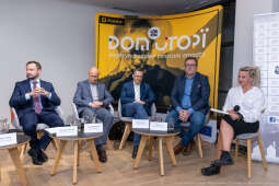 pw_369_009_fot. piotr wojnarowski.jpg-Miszalski, debata, Nowa Huta, kombinat, utopia