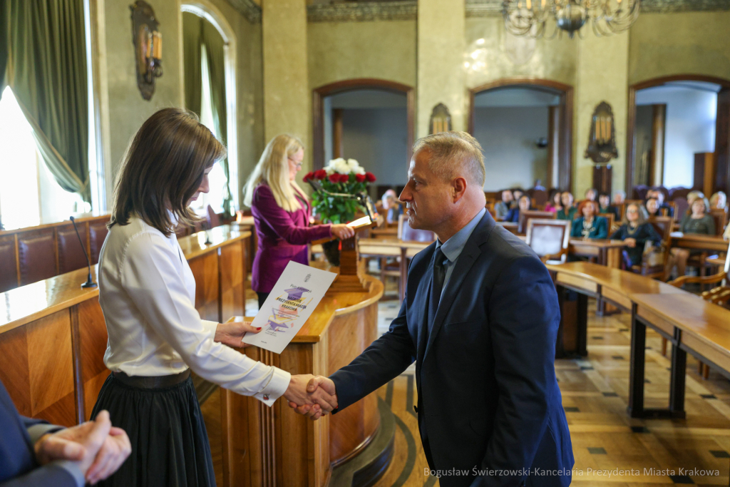 wręczenie, nagrody prezydenta, Klaman, nauczyciele, Domańska, Pasek, licea, ponadpodstawowe  Autor: B. Świerzowski