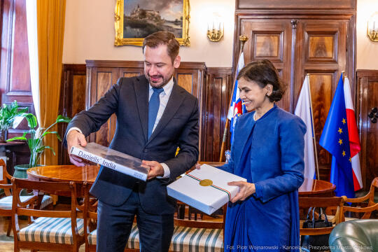 pw_389_011_fot. piotr wojnarowski.jpg-Miszalski ambasador, Indie, spotkanie, Nagma, Mallick