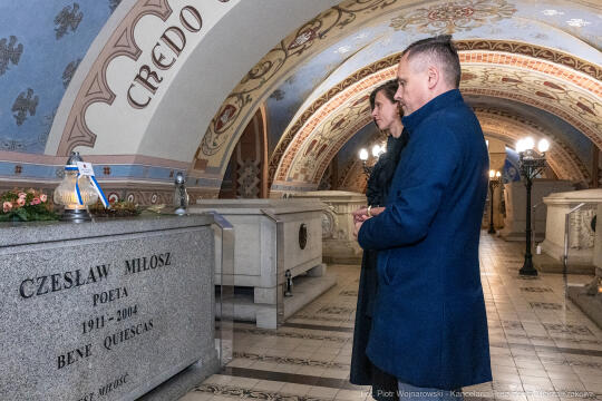 pw_393_004_fot. piotr wojnarowski.jpg-Miłosz, grób, Skałka, Klaman, Kosek, znicz