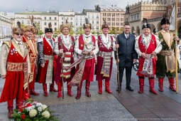 rocznica, wzwolenie, Kraków, rynek, Wieża Ratuszowa, wieńce, kwiaty, zaborcy