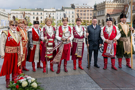 rocznica, wzwolenie, Kraków, rynek, Wieża Ratuszowa, wieńce, kwiaty, zaborcy