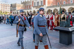 rocznica, wzwolenie, Kraków, rynek, Wieża Ratuszowa, wieńce, kwiaty, zaborcy