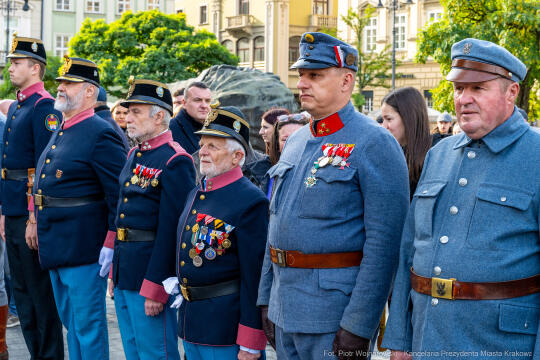 rocznica, wzwolenie, Kraków, rynek, Wieża Ratuszowa, wieńce, kwiaty, zaborcy