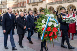 rocznica, wzwolenie, Kraków, rynek, Wieża Ratuszowa, wieńce, kwiaty, zaborcy