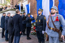 rocznica, wzwolenie, Kraków, rynek, Wieża Ratuszowa, wieńce, kwiaty, zaborcy