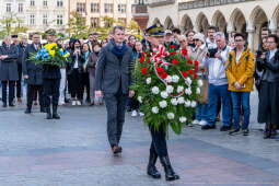 rocznica, wzwolenie, Kraków, rynek, Wieża Ratuszowa, wieńce, kwiaty, zaborcy