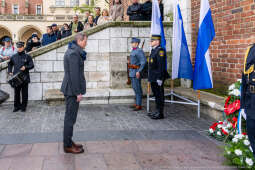 rocznica, wzwolenie, Kraków, rynek, Wieża Ratuszowa, wieńce, kwiaty, zaborcy