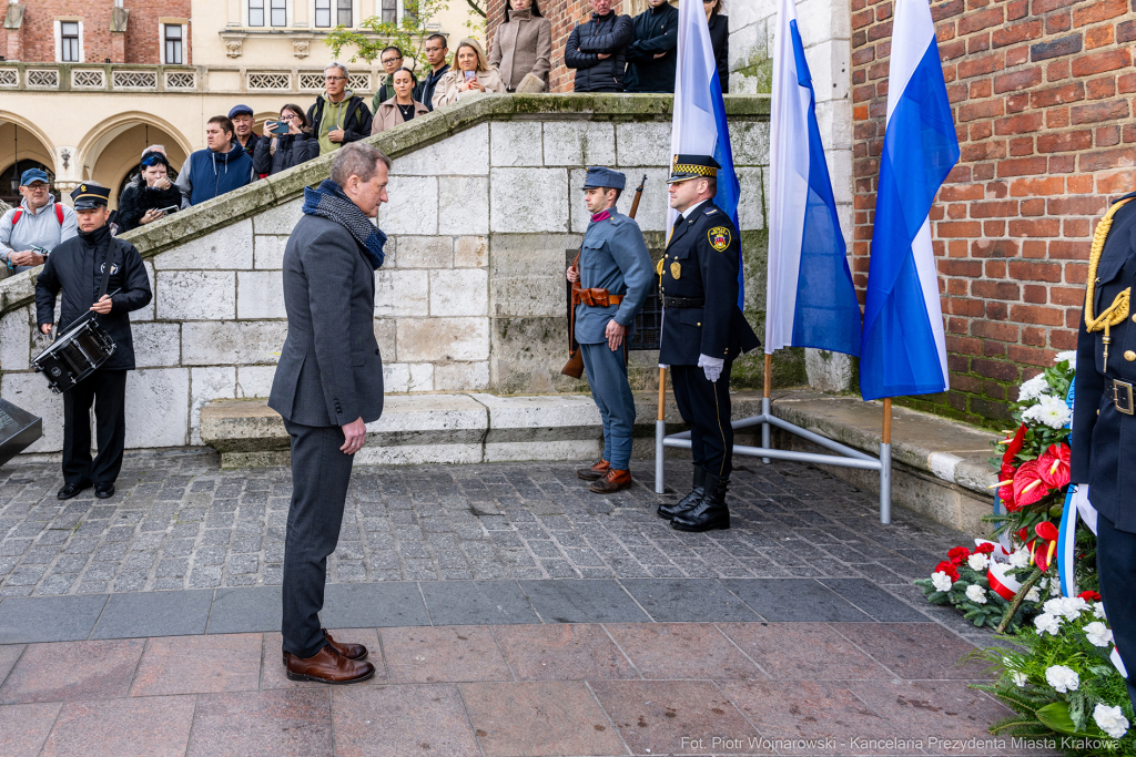 rocznica, wzwolenie, Kraków, rynek, Wieża Ratuszowa, wieńce, kwiaty, zaborcy  Autor: P. Wojnarowski