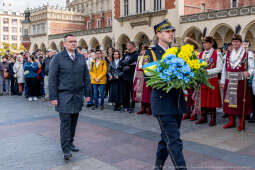 rocznica, wzwolenie, Kraków, rynek, Wieża Ratuszowa, wieńce, kwiaty, zaborcy