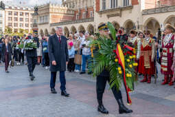 rocznica, wzwolenie, Kraków, rynek, Wieża Ratuszowa, wieńce, kwiaty, zaborcy