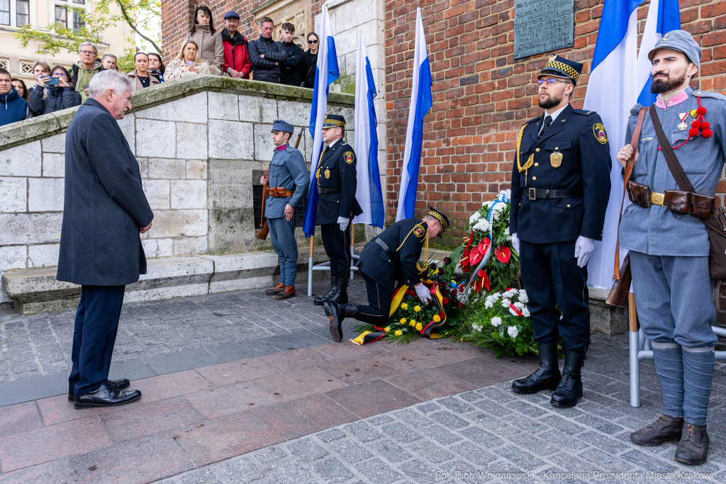 rocznica, wzwolenie, Kraków, rynek, Wieża Ratuszowa, wieńce, kwiaty, zaborcy  Autor: P. Wojnarowski