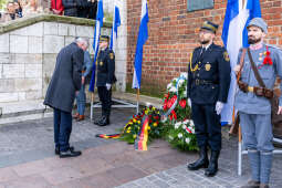 rocznica, wzwolenie, Kraków, rynek, Wieża Ratuszowa, wieńce, kwiaty, zaborcy