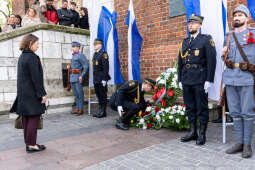 rocznica, wzwolenie, Kraków, rynek, Wieża Ratuszowa, wieńce, kwiaty, zaborcy